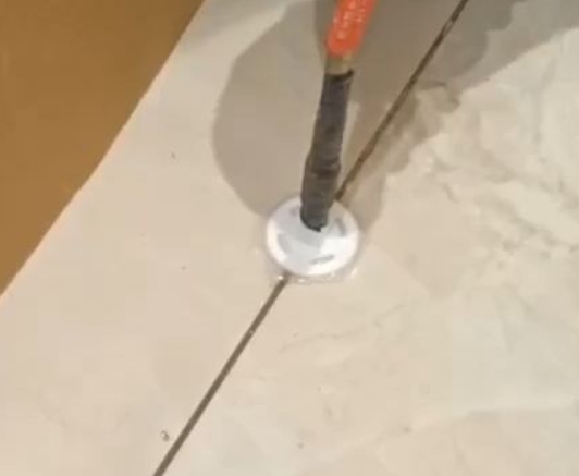 石河子瓷砖空鼓维修公司专业解答瓷砖在铺贴过程中，如果没有涂抹均匀到位的粘结材料（如水泥砂浆或瓷砖胶），可能会导致以下问题